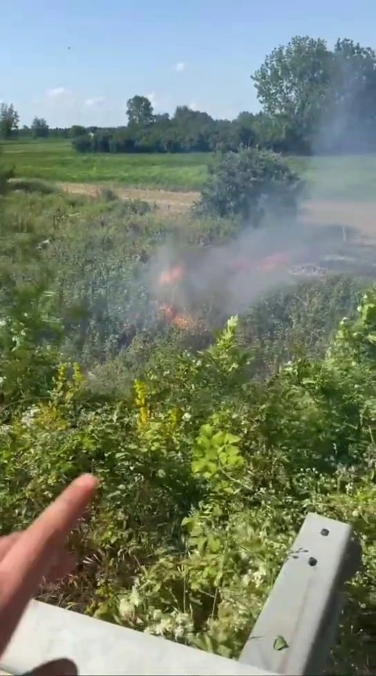 Otluk alanda çıkan yangın, kara yolunu kapladı
