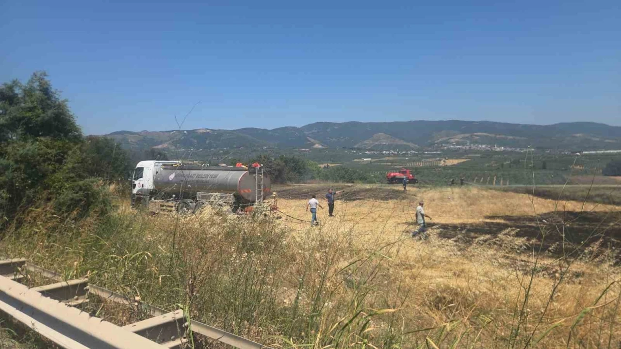 Otluk alanda &ccedil;ıkan yangın korkuttu
