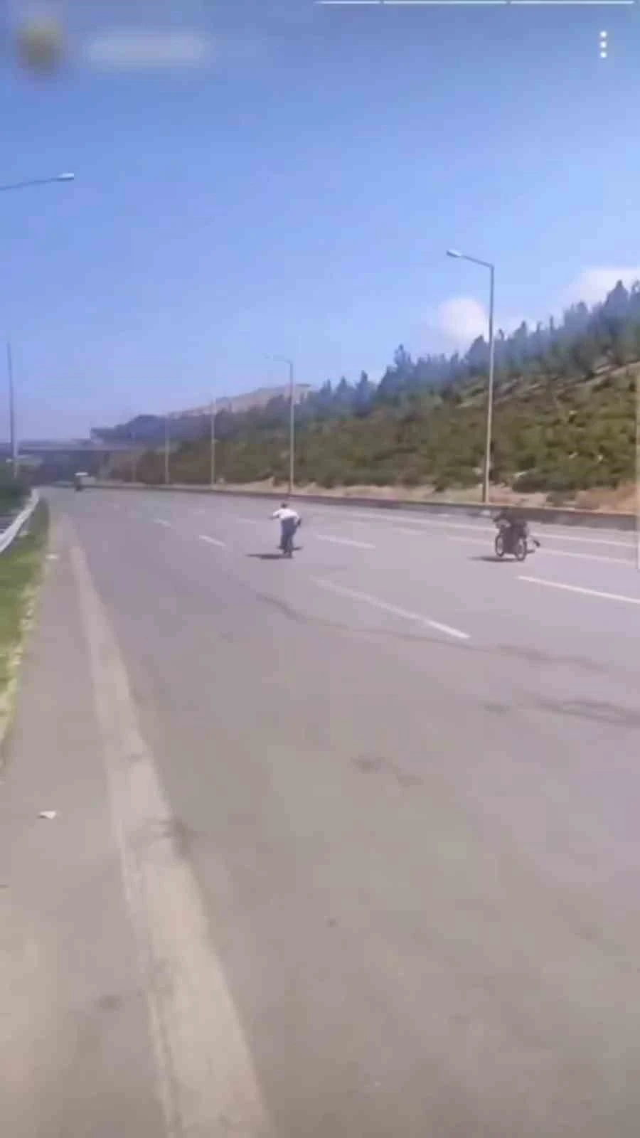 Otobanda motorun üzerine uzanarak ölüme yarış pahalıya patladı
