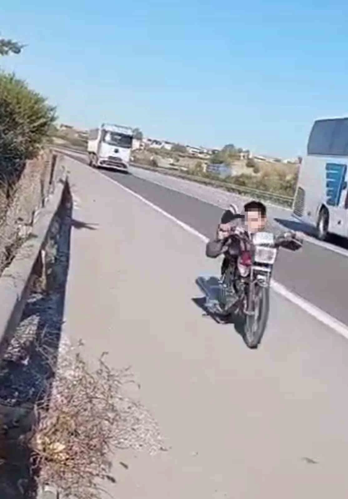 Otobanda motosikletin &uuml;zerine yatarak şov yapan s&uuml;r&uuml;c&uuml;ye 63 bin TL ceza
