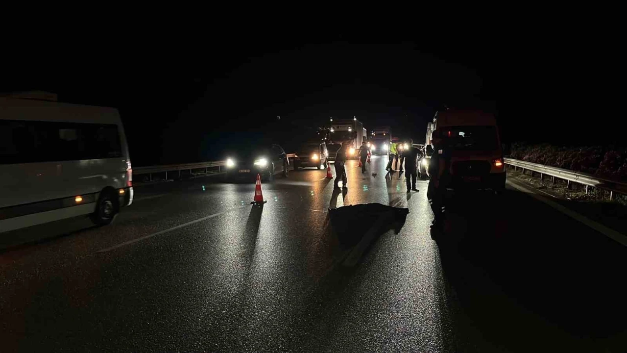 Otobanda yolun karşısına ge&ccedil;erken tır &ccedil;arpan şahıs hayatını kaybetti
