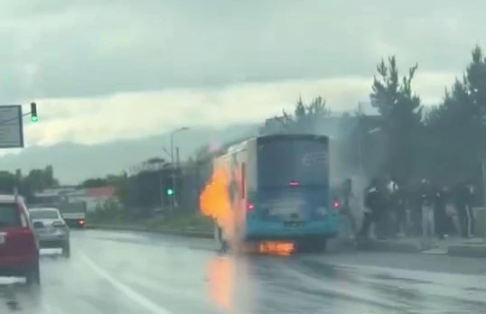 Otobüs bir anda alev aldı, yolcular panikle kaçtı
