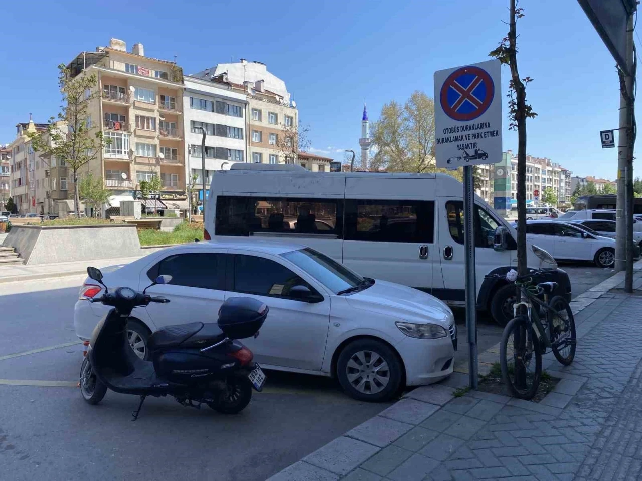 Otobüs duraklarını otoparka çevirdiler
