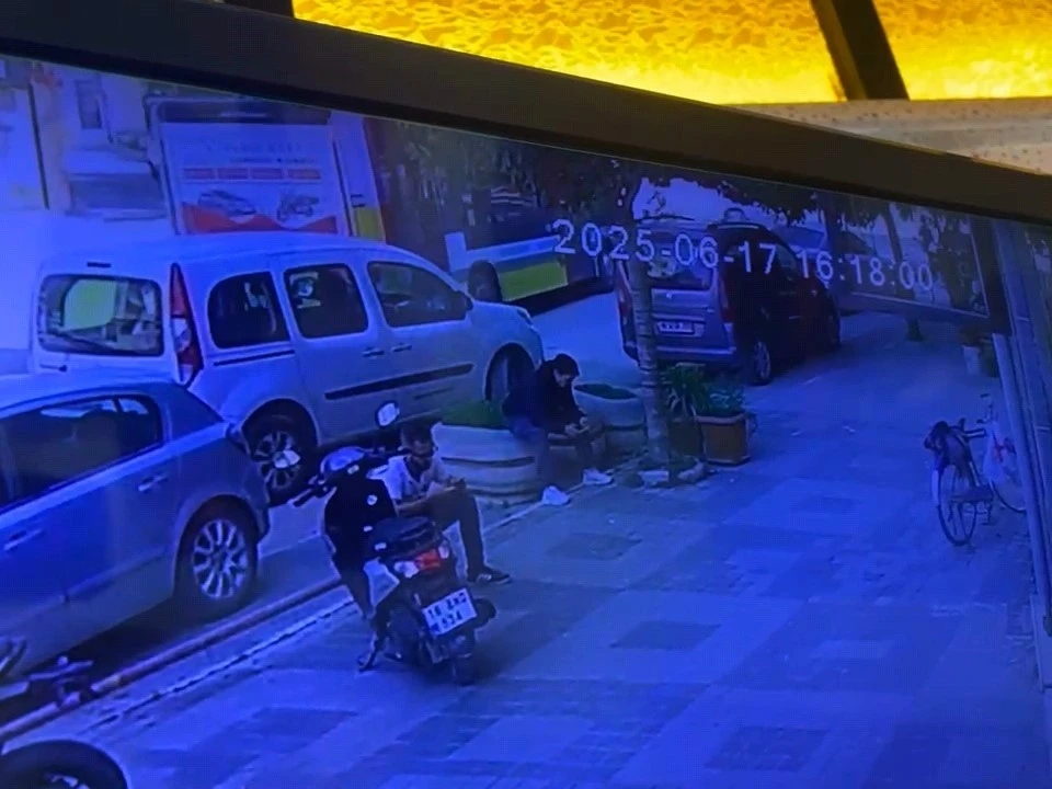 Otobüs ile motosikletin kazası kamerada
