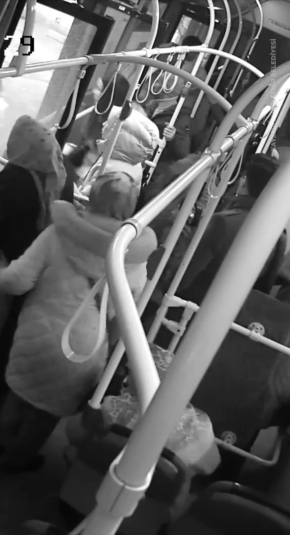 Otob&uuml;s şof&ouml;r&uuml; fenalaşan yolcuyu hastaneye yetiştirdi
