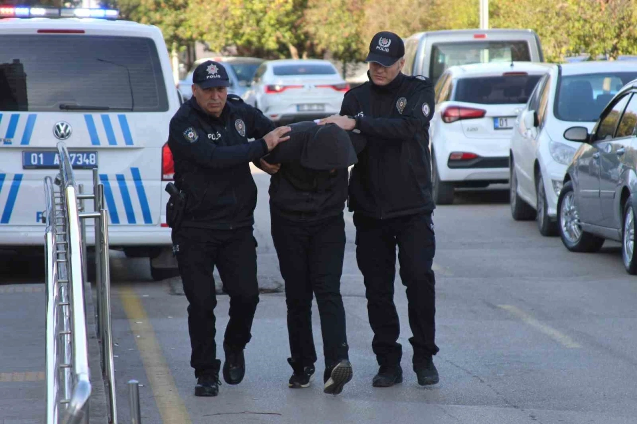 Otob&uuml;s şof&ouml;r&uuml;yle motosikletli kadın birbirine girdi: S&uuml;r&uuml;c&uuml; adliyeye sevk edildi
