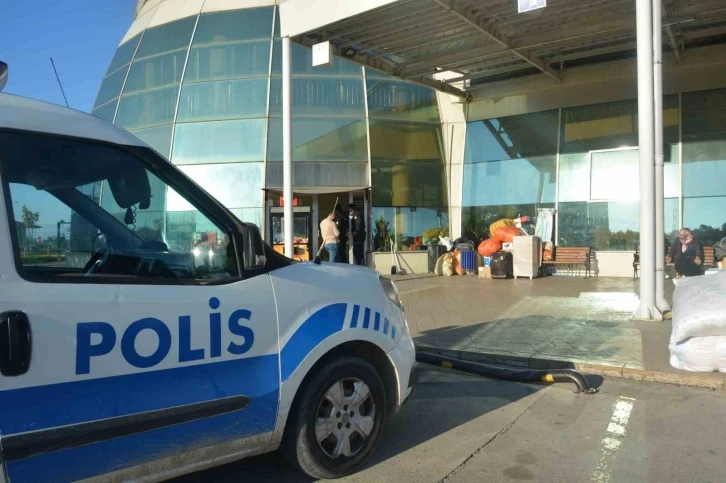Otob&uuml;s terminalinde eski eşini silahla yaraladı
