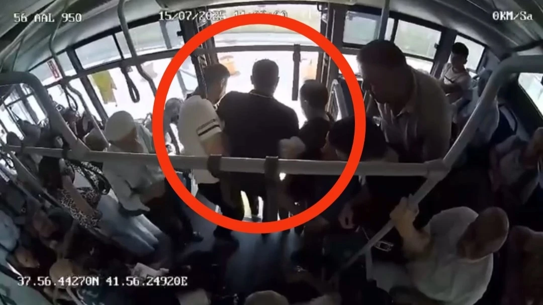 Otobüste fenalaşan yolcu hastaneye yetiştirildi, o anlar kameraya yansıdı
