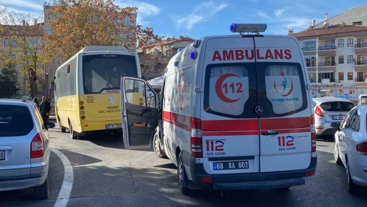 Otob&uuml;s&uuml;n altında kalan kadın ağır yaralandı
