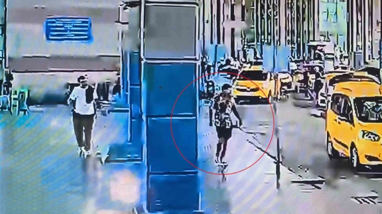 Otogarın dışındaki &ccedil;uvala gizlediği bı&ccedil;ağı alıp 2 g&uuml;venlik g&ouml;revlisini yaraladı
