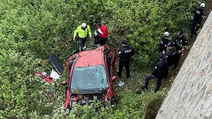 Otomobil 10 metrelik istinat duvarından uçtu: 5 ağır yaralı

