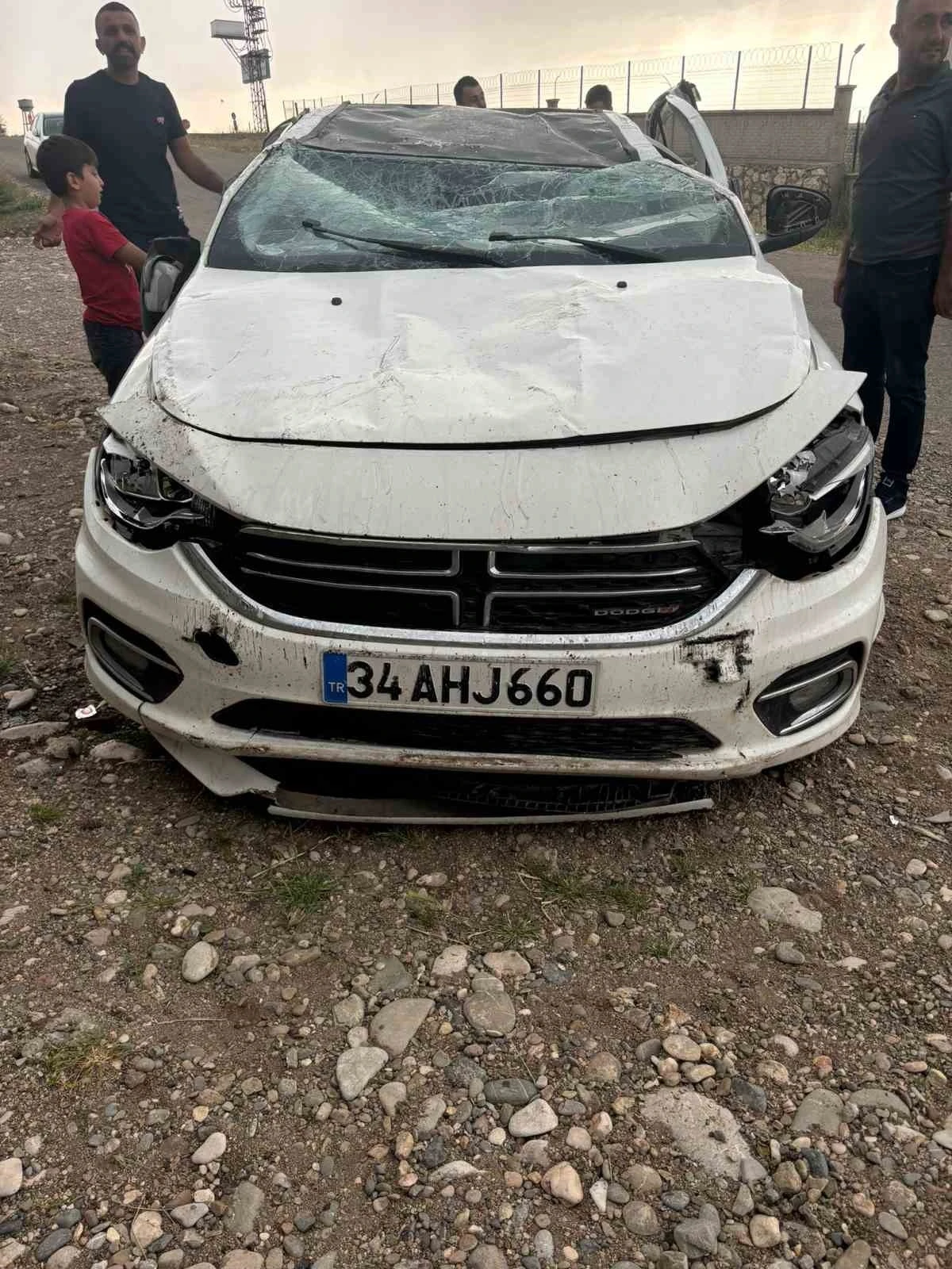 Otomobil 3 metre yükseklikteki köprüden uçtu: 3 yaralı
