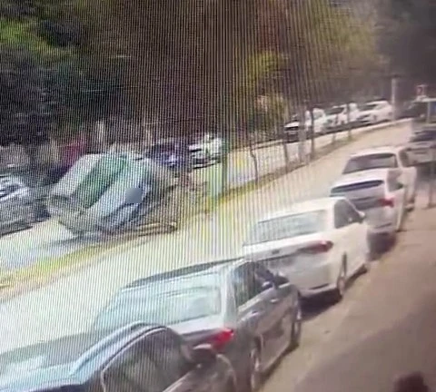 Otomobil ağaca çarpıp takla attı
