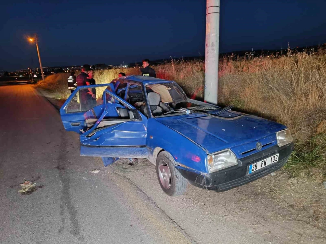 Otomobil aydınlatma direğine çarpıp takla attı: 4 yaralı
