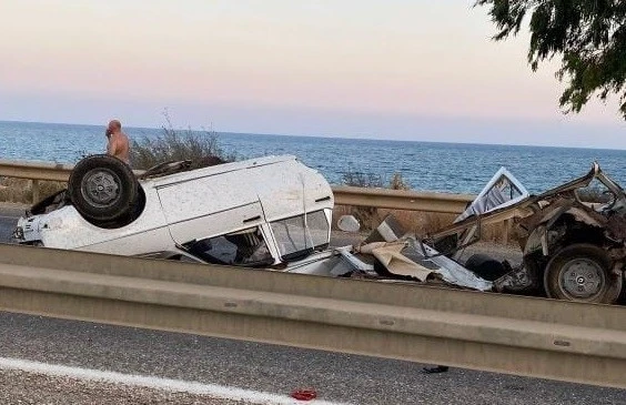 Otomobil bariyerlere çarptı: 1 ölü, 1 yaralı
