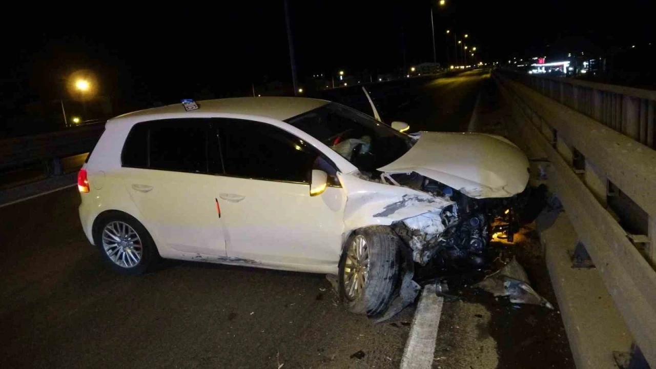 Otomobil bariyerlere &ccedil;arptı: 2 yaralı
