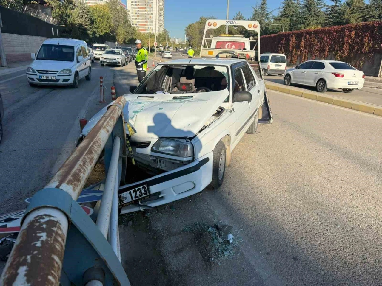 Otomobil bariyerlere saplandı: 1 yaralı
