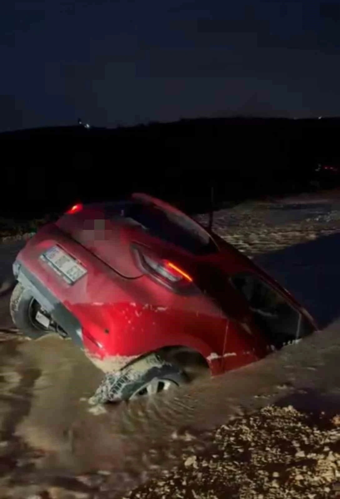 Otomobil bataklığa saplandı, s&uuml;r&uuml;c&uuml; son anda kurtuldu
