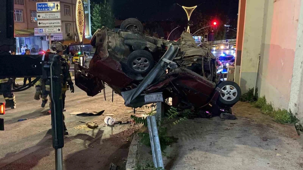 Otomobil, çarptığı bariyerde asılı kaldı: 2 ölü
