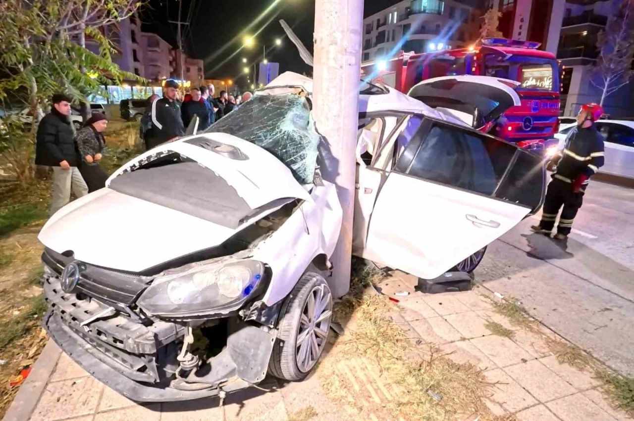 Otomobil direğe saplandı: 2 ağır yaralı
