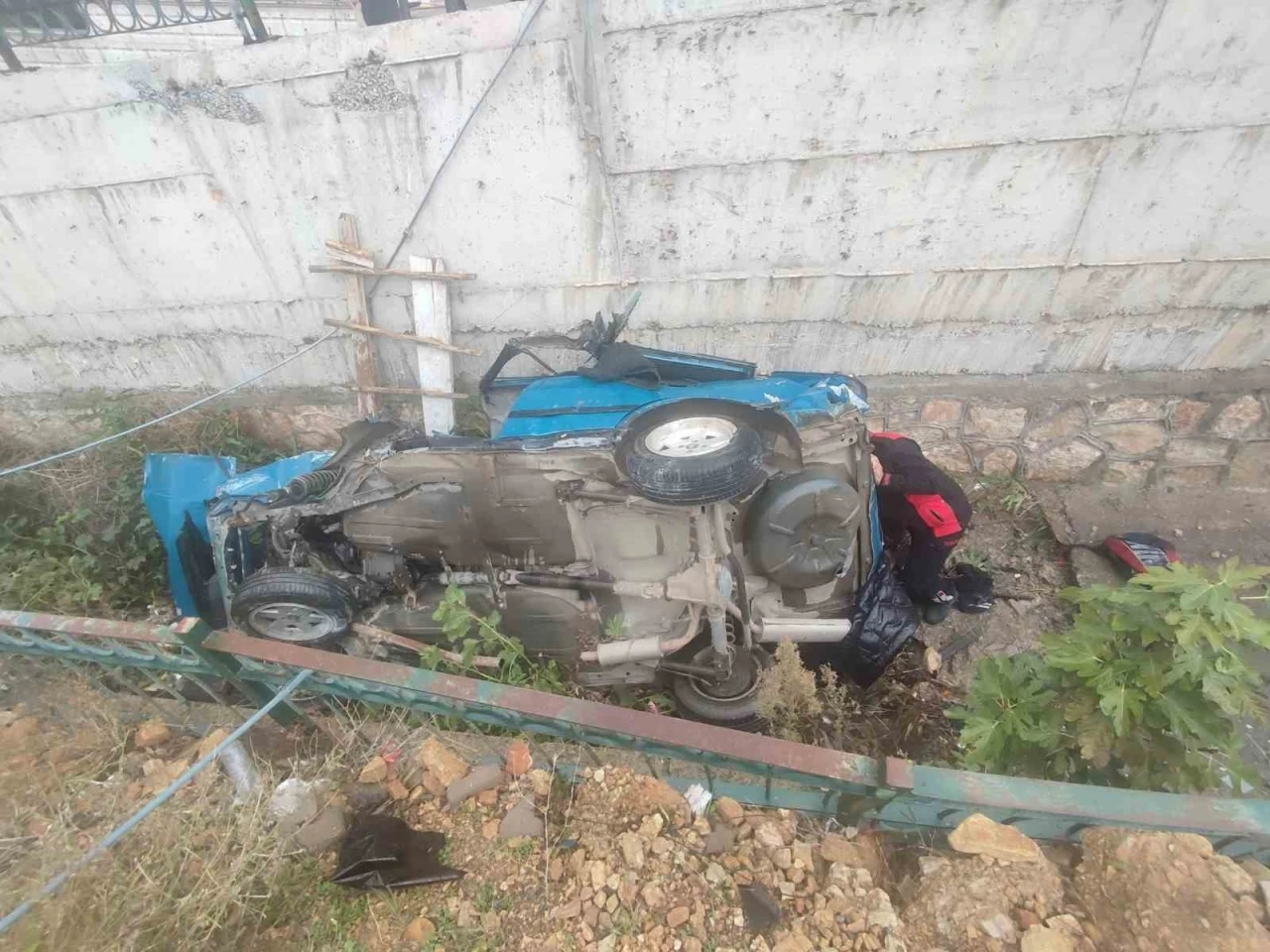 Otomobil drenaj kanalına uçtu: 3 yaralı
