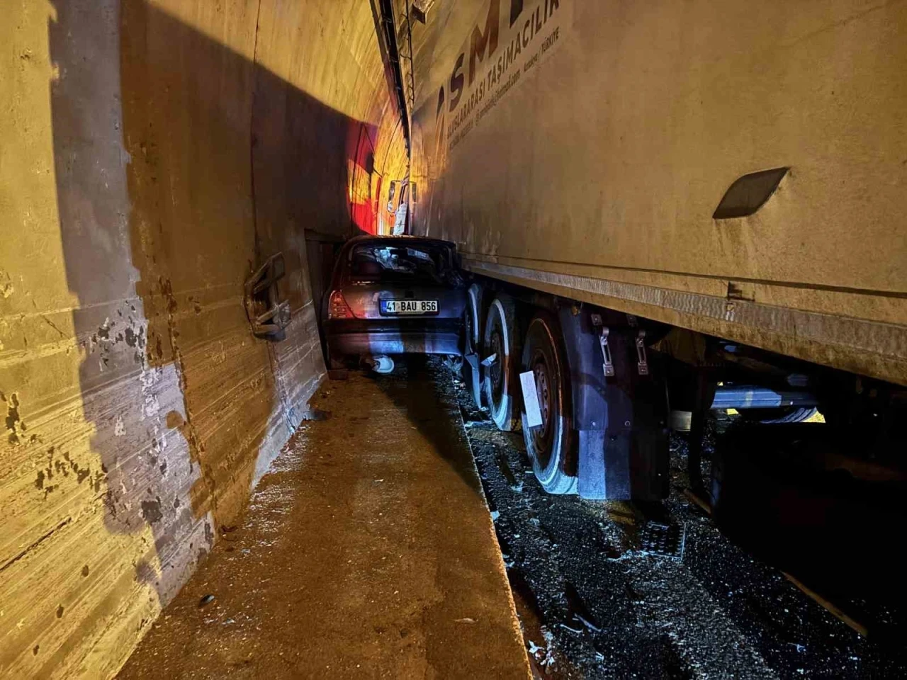 Otomobil, duvarla tır arasında sıkıştı: TEM&rsquo;de ulaşım aksadı
