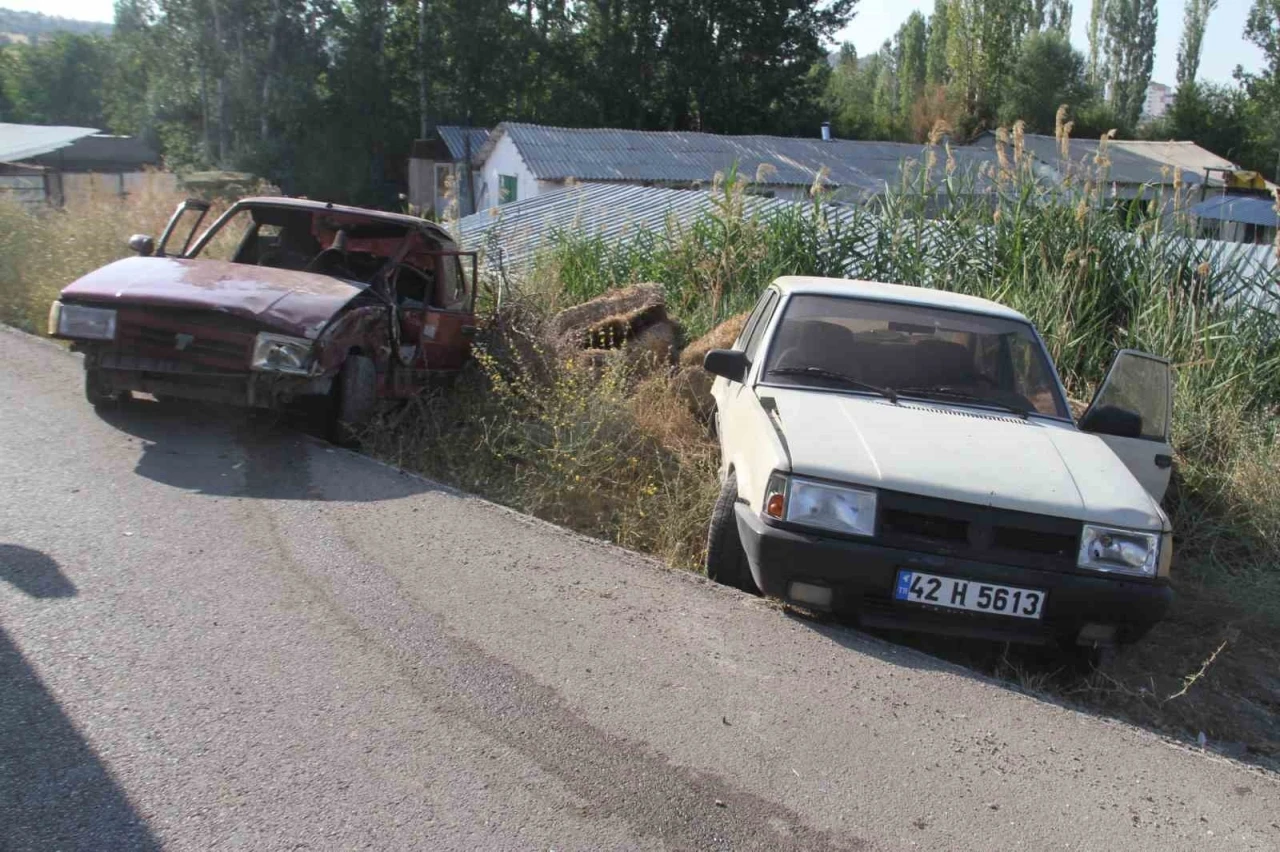 Otomobil emniyet şeridindeki otomobile çarptı: 2 yaralı
