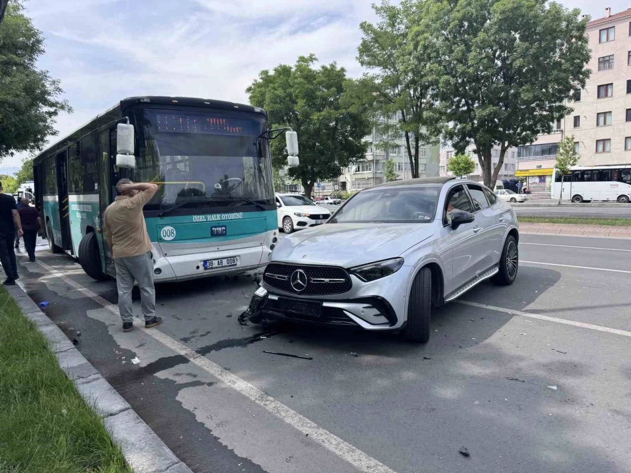 Otomobil halk otobüsü ile çarpıştı: 1 yaralı