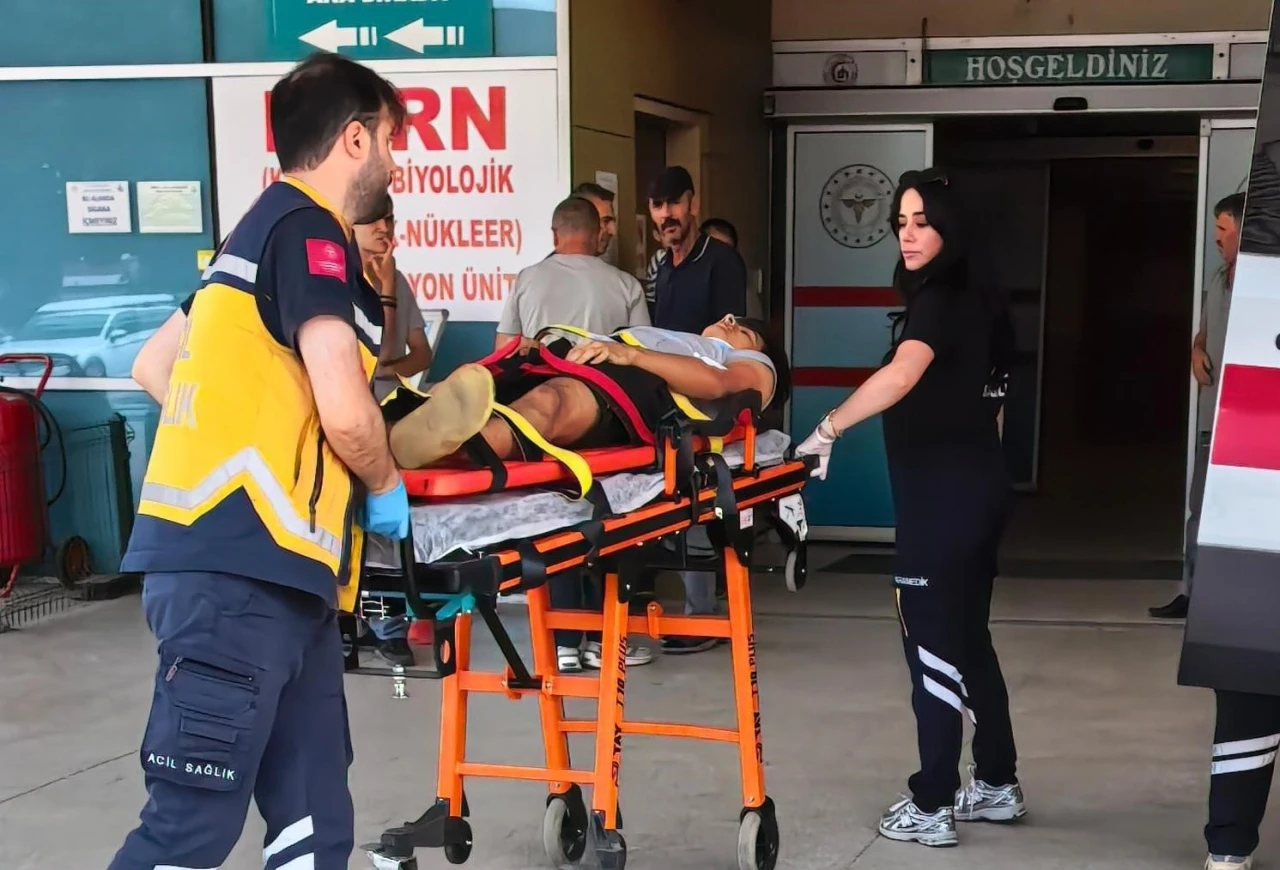 Otomobil ile &ccedil;arpışan bisiklet s&uuml;r&uuml;c&uuml;s&uuml; hastaneye kaldırıldı
