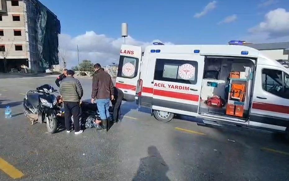 Otomobil ile &ccedil;arpışan motosiklet s&uuml;r&uuml;c&uuml;s&uuml;n&uuml;n bacağı kırıldı
