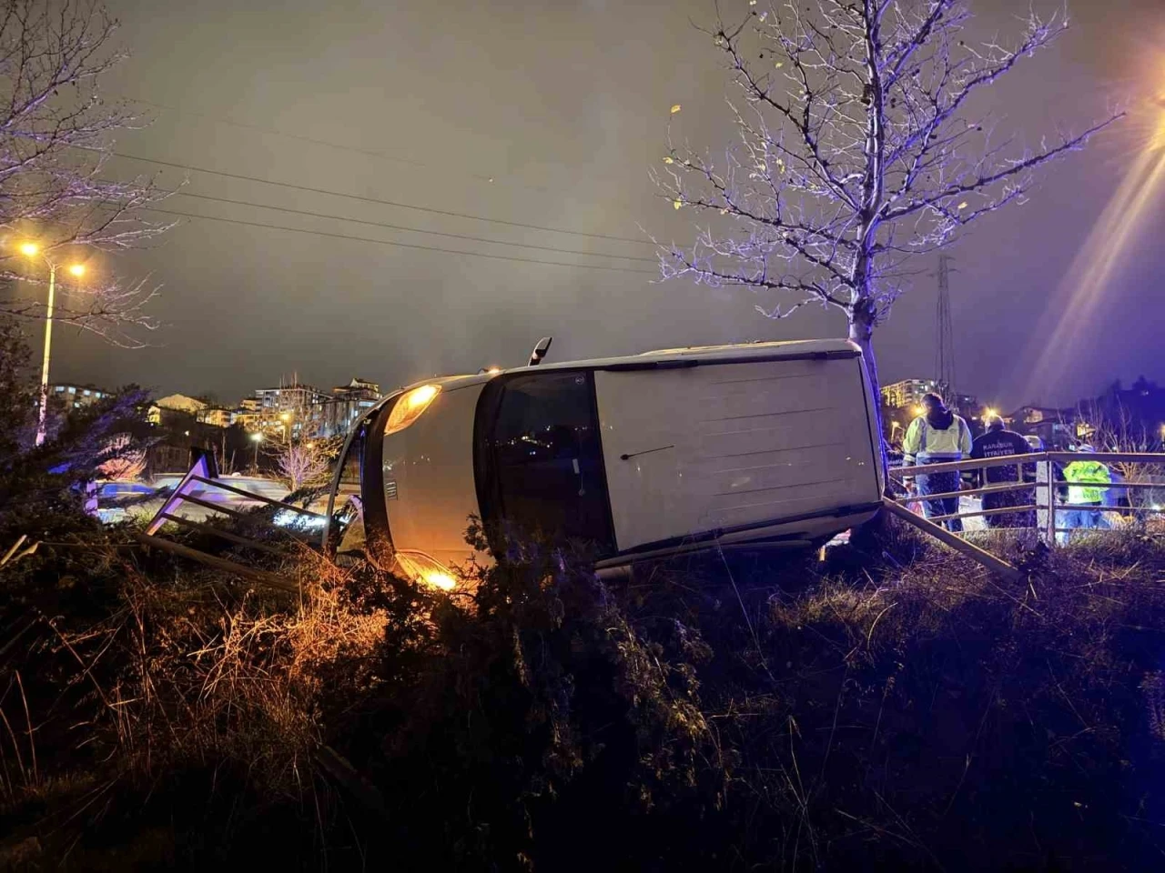 Otomobil ile hafif ticari ara&ccedil; &ccedil;arpıştı: 3 yaralı
