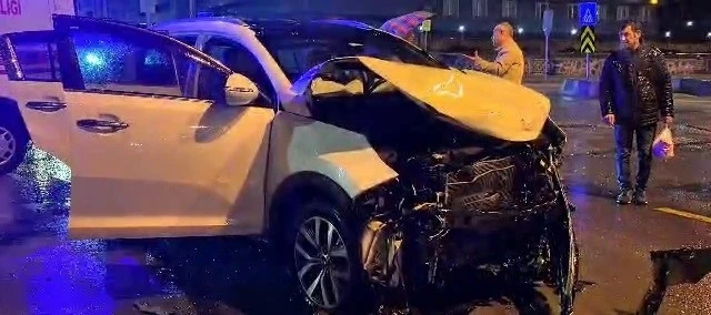 Otomobil ile halk otobüsü çarpıştı: 1 yaralı
