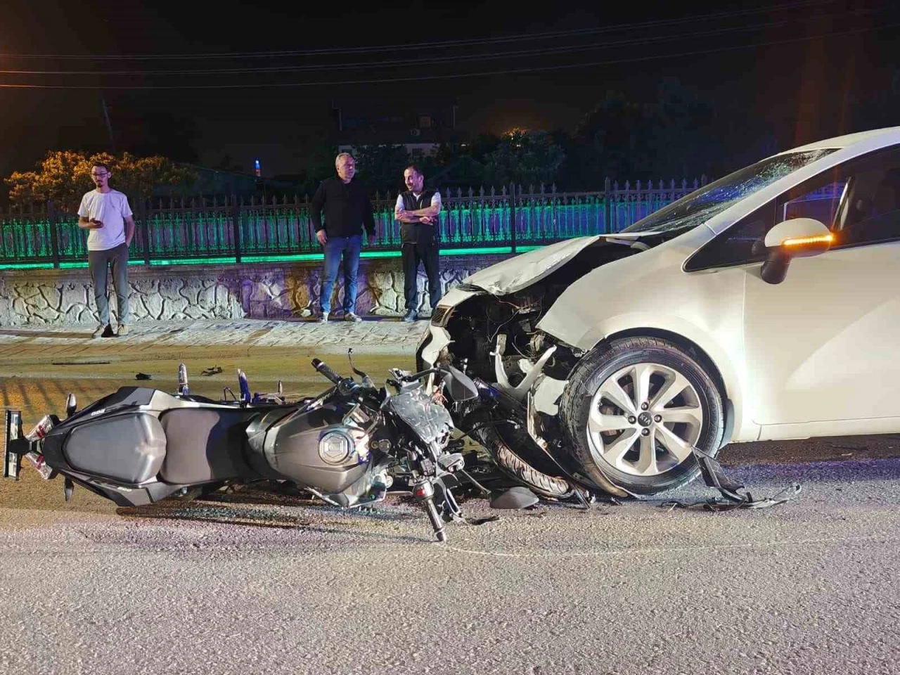 Otomobil ile kafa kafaya &ccedil;arpışan motosiklet s&uuml;r&uuml;c&uuml;s&uuml; yaralandı
