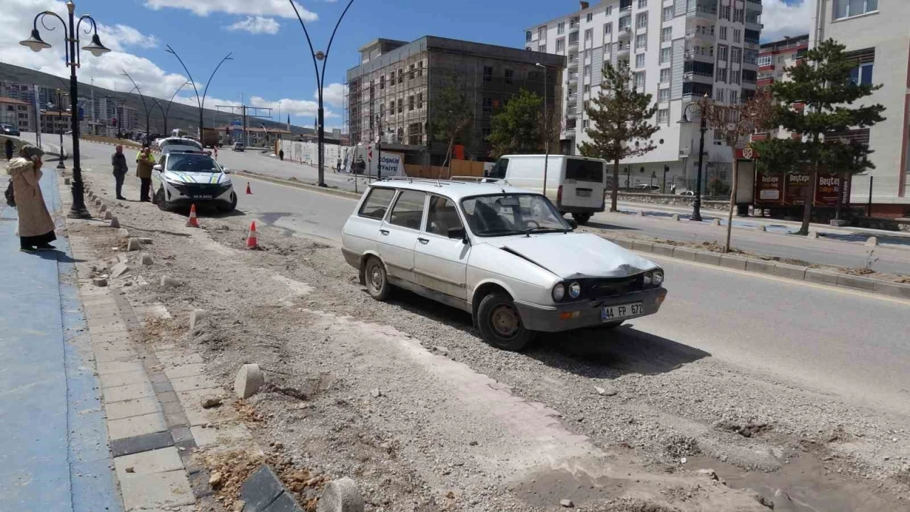 Otomobil ile kamyonet &ccedil;arpıştı: 1 yaralı
