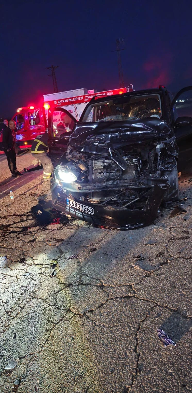 Otomobil ile kamyonet çarpıştı: 5 yaralı
