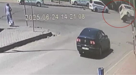 Otomobil ile kamyonetin çarpıştığı kaza güvenlik kamerasına yansıdı
