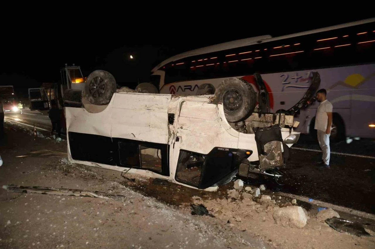 Otomobil ile minibüs kafa kafaya çarpıştı: 2’si ağır 5 yaralı

