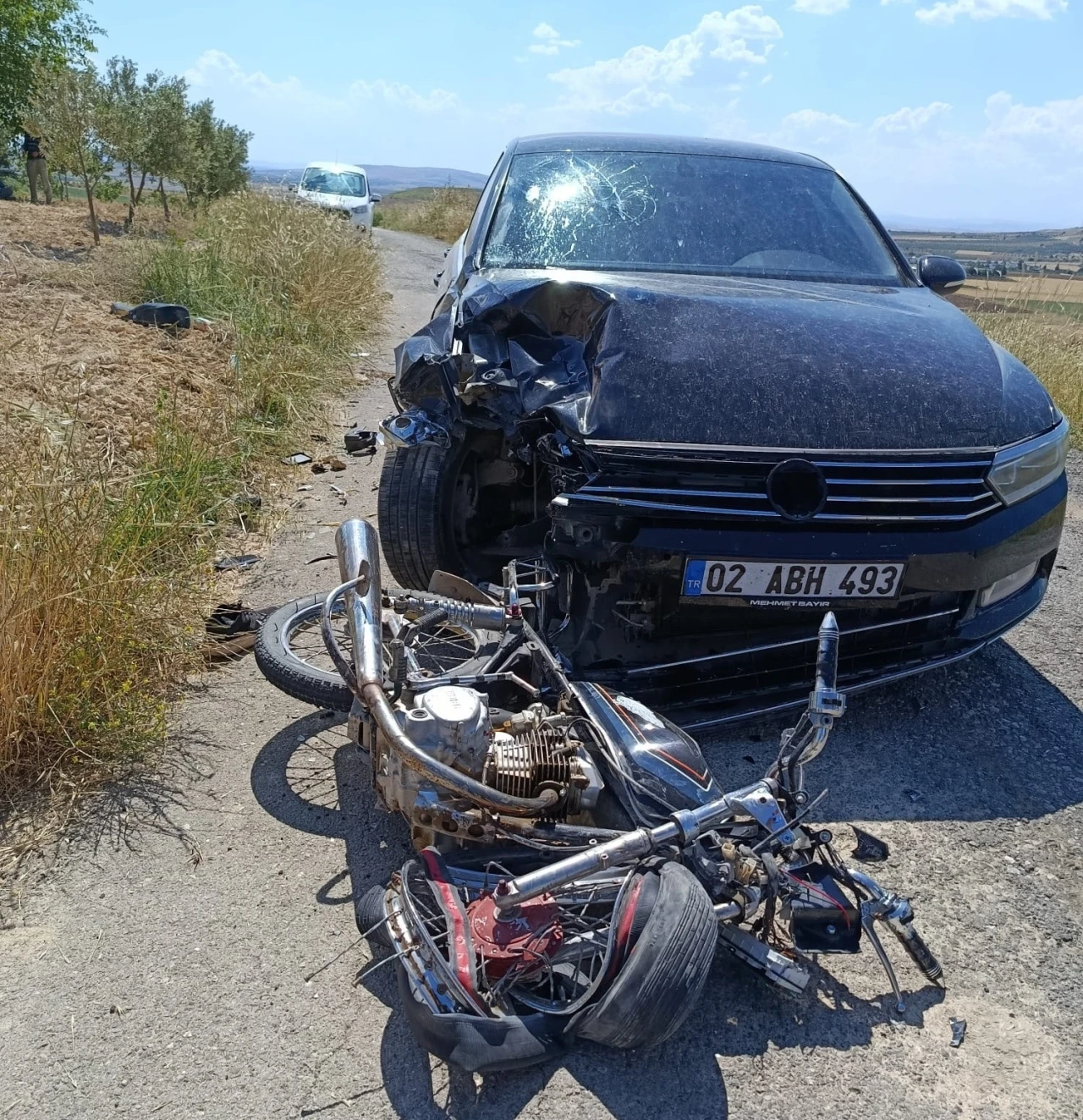 Otomobil ile motosiklet &ccedil;arpıştı: 2 ağır yaralı

