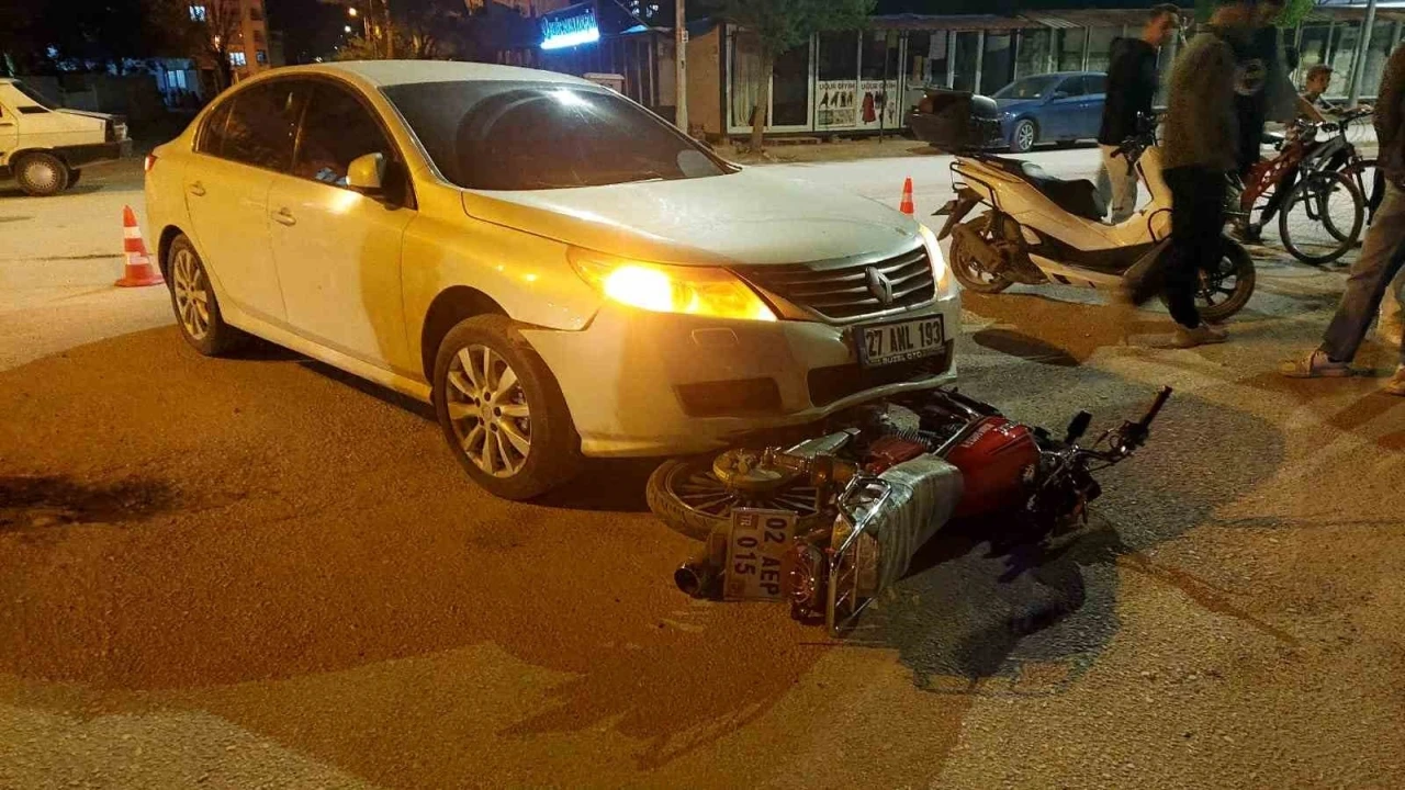Otomobil ile motosiklet çarpıştı: 2 yaralı
