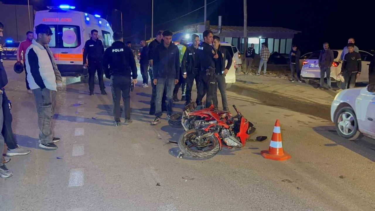 Otomobil ile motosiklet çarpıştı: 3 yaralı
