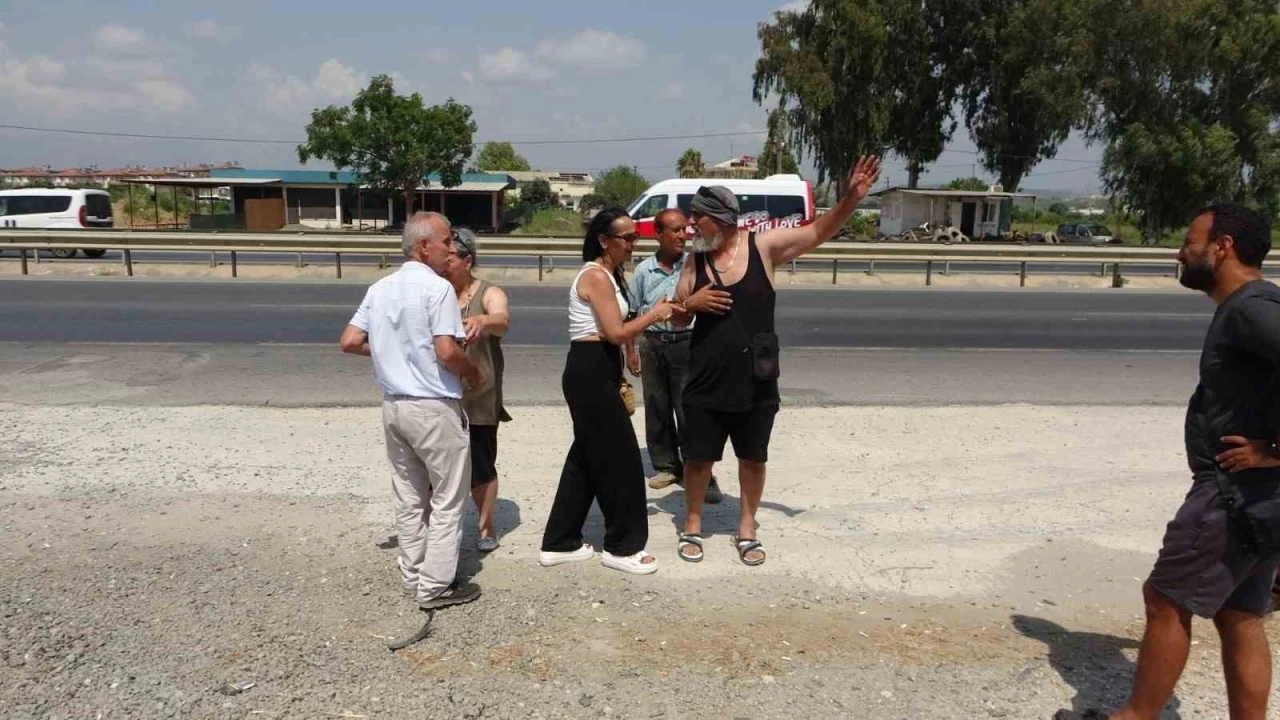Otomobil ile motosiklet &ccedil;arpıştı, g&ouml;rg&uuml; tanığı ile s&uuml;r&uuml;c&uuml; kazayı tartıştı

