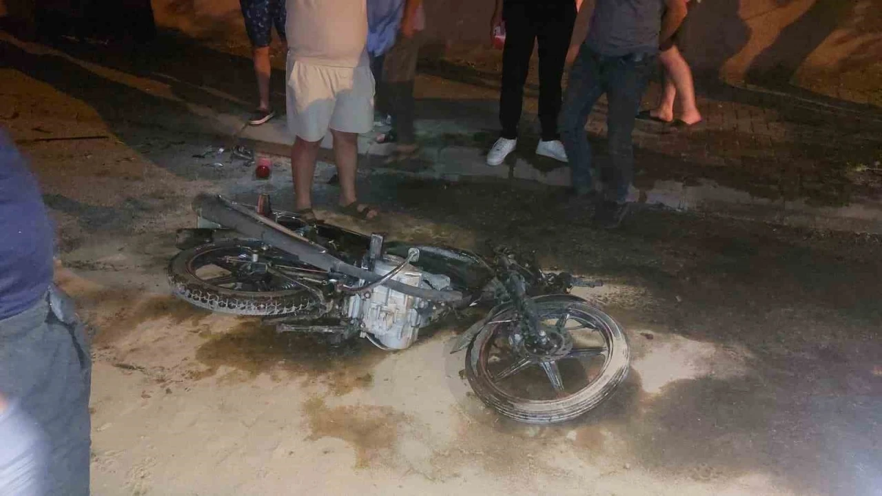 Otomobil ile motosiklet kazasında panik anlar
