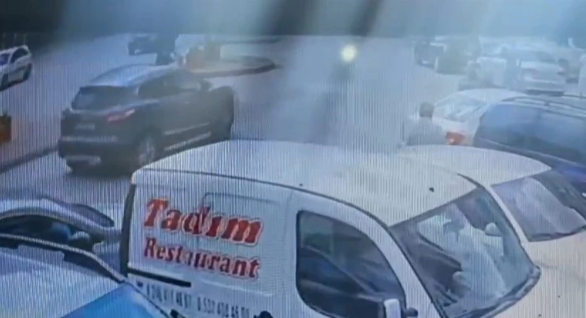 Otomobil ile motosikletin çarpıştığı kaza kamerada: 1 yaralı
