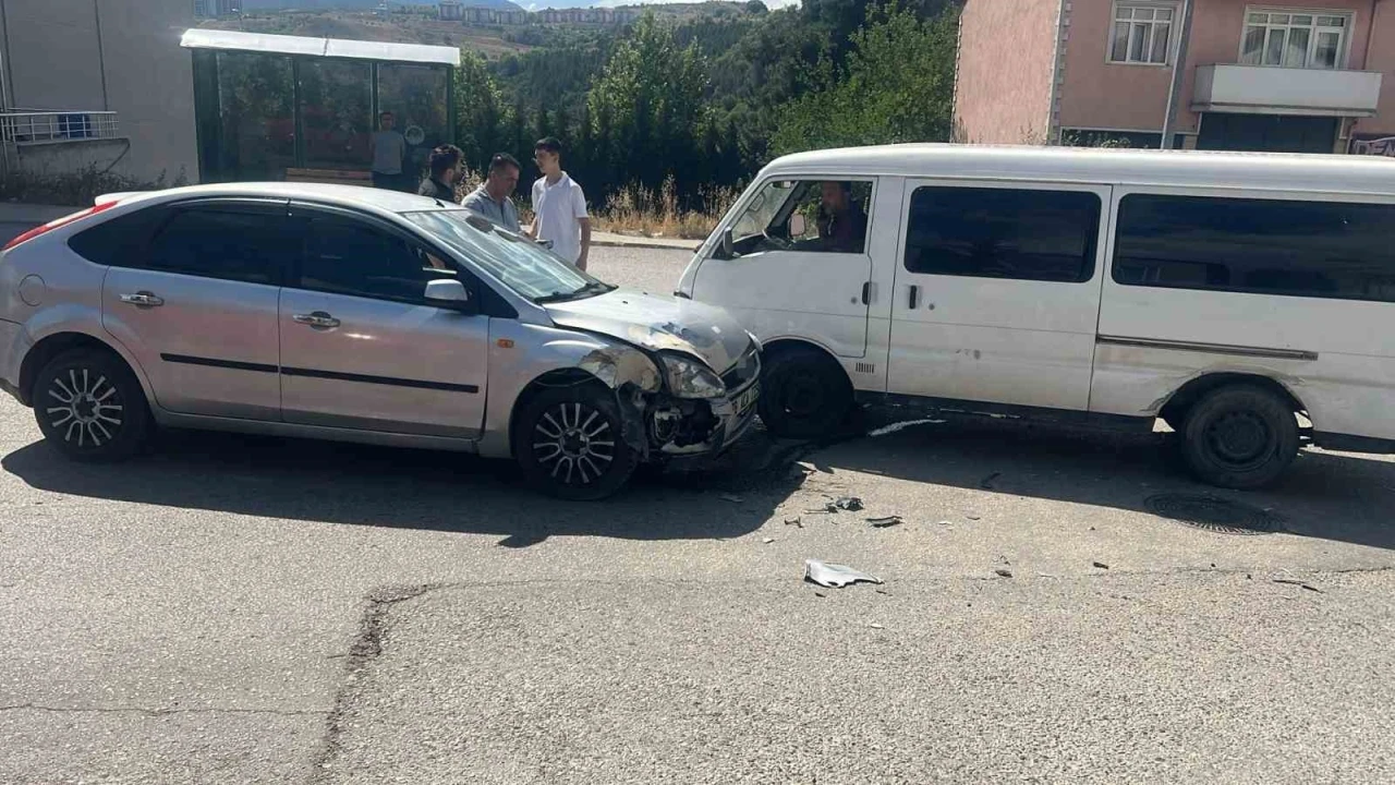 Otomobil ile panelvan minibüs çarpıştı: Kaza anı kamerada
