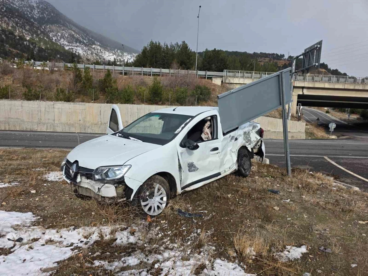 Otomobil ile tır &ccedil;arpıştı
