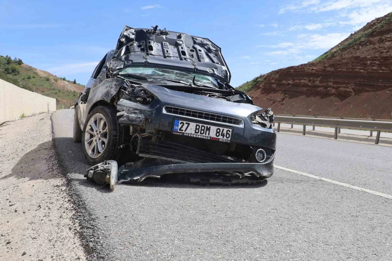 Otomobil istinat duvarına çarptı: 3 yaralı
