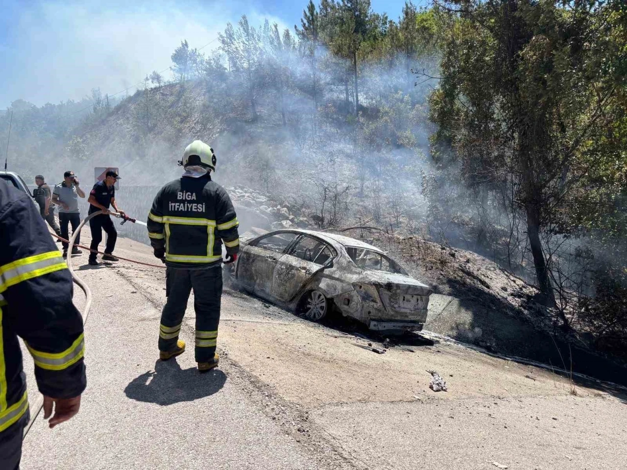 Otomobil istinat duvarına çarptı: Araçta sıkışan baba yanarak can verdi, anne ile oğlu yaralandı
