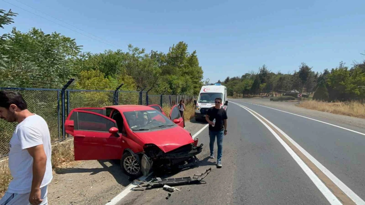 Otomobil kışla duvarına çarptı: 1 yaralı
