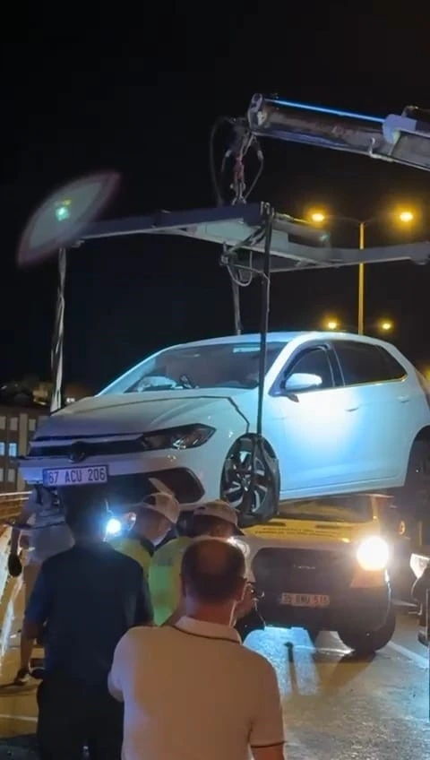 Otomobil köprü üzerinde bariyerlere çarptı: 1 yaralı
