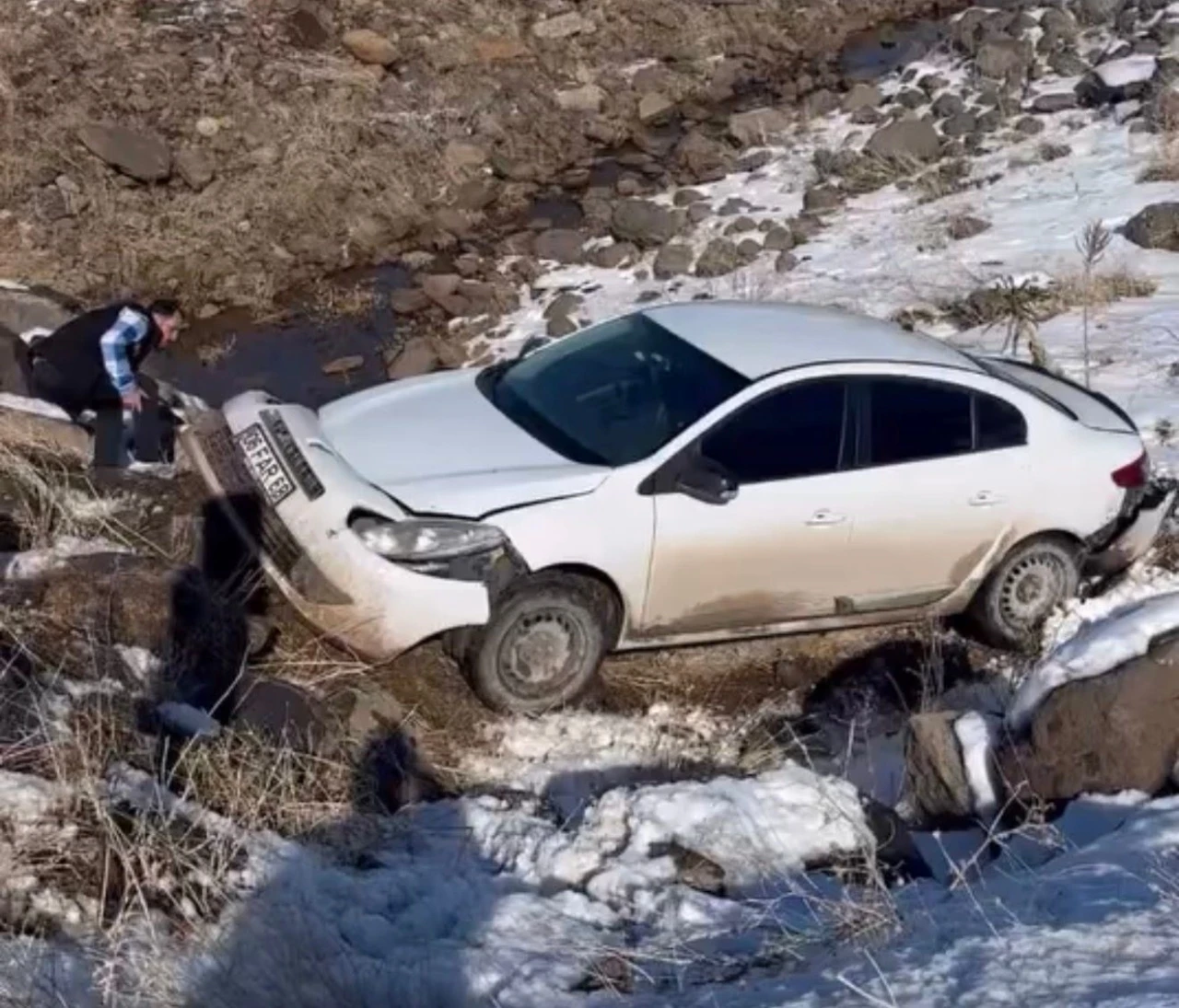 Otomobil k&ouml;pr&uuml;den dereye u&ccedil;tu
